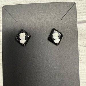 Vintage Costume Faux Cameo Stud Back Pierced Earrings J-11 Black / White